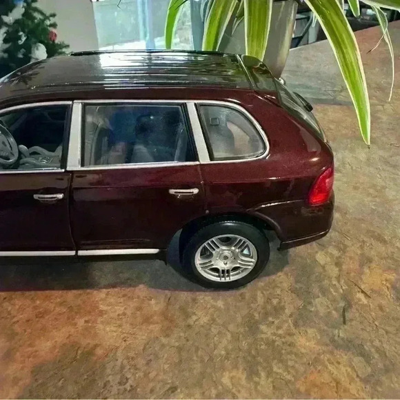 Maisto 1/18 Scale Diecast 31635 - Porsche Cayenne S - Dark red - Picture 6 of 14